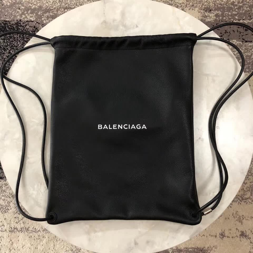 BALENCIAG巴黎世家 新品 抽繩背包  BL1556